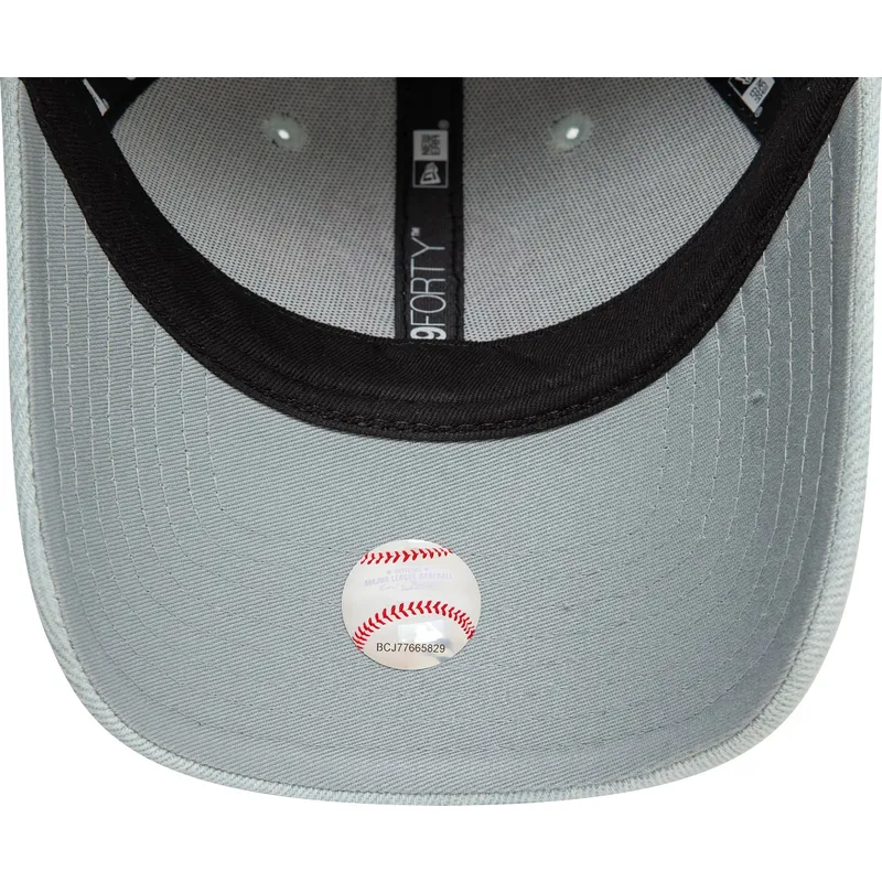 lysebla-justerbar-buet-kasket-til-kvinder-med-lyserodt-logo-9forty-denim-icon-heart-fra-new-york-yankees-mlb-fra-new-era