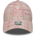 lyserod-justerbar-buet-kasket-til-kvinder-med-lyserodt-logo-9forty-tweed-fra-new-york-yankees-mlb-fra-new-era