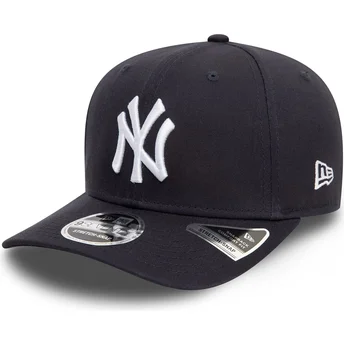 Marineblå snapback 9SEVENTY Stretch Snap fra New York Yankees MLB fra New Era med buet skygge