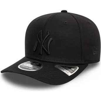 Sort snapback med buet skygge og sort logo 9SEVENTY Stretch Snap fra New York Yankees MLB fra New Era