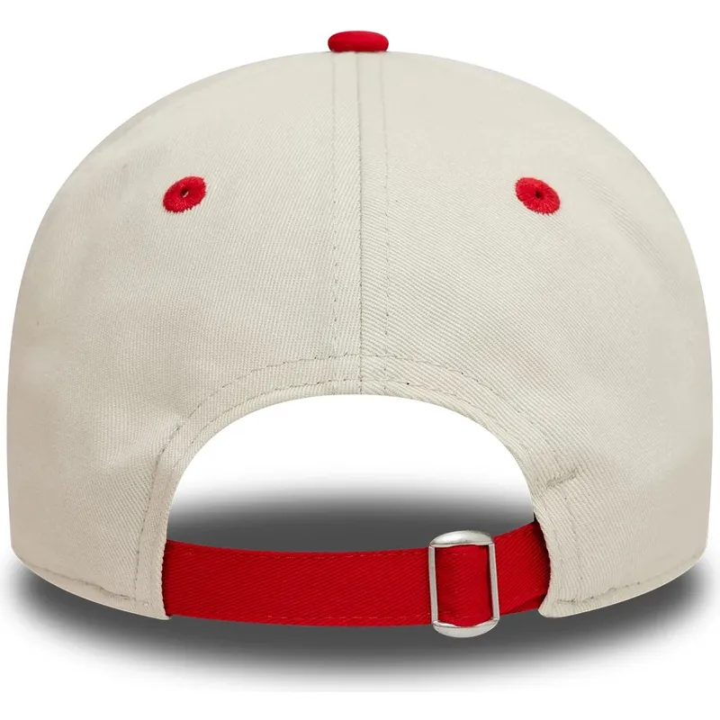 hvid-og-rod-justerbar-kurvet-kasket-9twenty-contrast-visor-fra-manchester-united-football-club-premier-league-fra-new-era