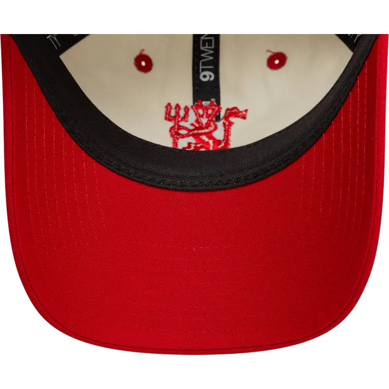 hvid-og-rod-justerbar-kurvet-kasket-9twenty-contrast-visor-fra-manchester-united-football-club-premier-league-fra-new-era