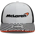 hvid-og-sort-flad-trucker-kasket-snapback-9fifty-checkered-visor-fra-mclaren-racing-formula-1-fra-new-era