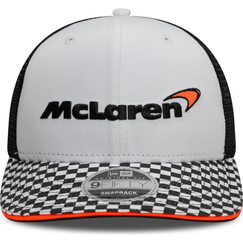 hvid-og-sort-flad-trucker-kasket-snapback-9fifty-checkered-visor-fra-mclaren-racing-formula-1-fra-new-era