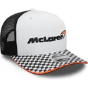 hvid-og-sort-flad-trucker-kasket-snapback-9fifty-checkered-visor-fra-mclaren-racing-formula-1-fra-new-era