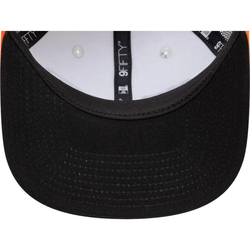 hvid-og-sort-flad-trucker-kasket-snapback-9fifty-checkered-visor-fra-mclaren-racing-formula-1-fra-new-era