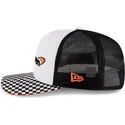 hvid-og-sort-flad-trucker-kasket-snapback-9fifty-checkered-visor-fra-mclaren-racing-formula-1-fra-new-era