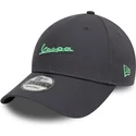 gorra-gra-justerbar-kasket-med-gront-logo-9forty-side-print-fra-vespa-piaggio-af-new-era