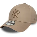lysebrun-justerbar-buet-kasket-med-brunt-logo-9forty-league-essential-fra-new-york-yankees-mlb-fra-new-era