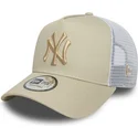 gorra-trucker-beige-y-blanca-con-logo-beige-a-frame-league-essential-de-new-york-yankees-mlb-de-new-era