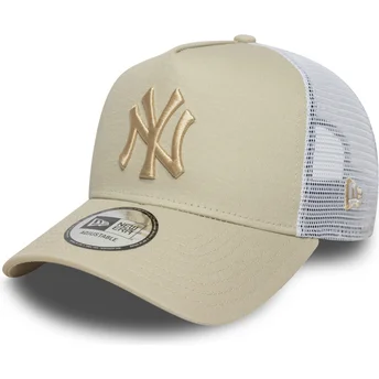 Beige og hvid trucker kasket med beige A Frame League Essential logo fra New York Yankees MLB fra New Era