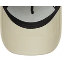 beige-og-hvid-trucker-kasket-med-beige-logo-a-frame-league-essential-fra-new-york-yankees-mlb-fra-new-era