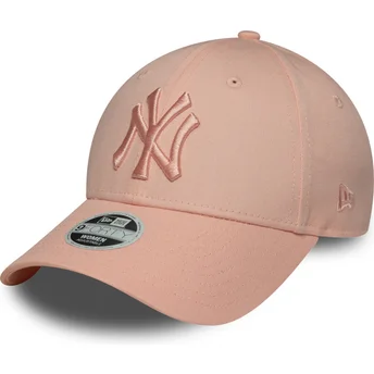 Justerbar lyserød krumkantet damehat med lyserødt logo, 9FORTY League Essential fra New York Yankees MLB af New Era