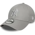 gra-justerbar-kurvet-kasket-9forty-outline-fra-new-york-yankees-mlb-fra-new-era