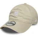 buet-beige-justerbar-kasket-9twenty-mini-logo-fra-new-york-yankees-mlb-fra-new-era