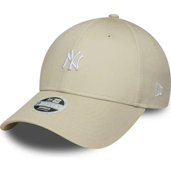 Buet beige justerbar kasket til kvinder 9FORTY Mini Logo fra New York Yankees MLB fra New Era