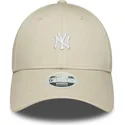 buet-beige-justerbar-kasket-til-kvinder-9forty-mini-logo-fra-new-york-yankees-mlb-fra-new-era