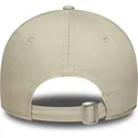beige-justerbar-kvindekasket-med-buet-skygge-9forty-mini-logo-af-new-york-yankees-mlb-fra-new-era