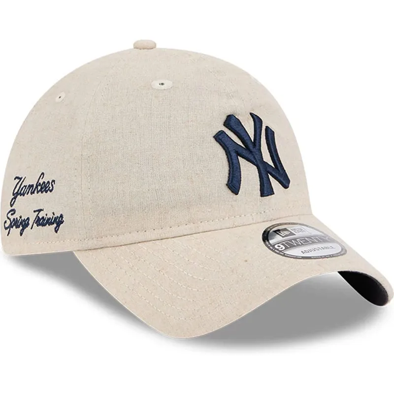 buet-beige-justerbar-kasket-med-marinebla-logo-9twenty-linen-spring-training-fan-pack-2025-fra-new-york-yankees-mlb-fra-new-era