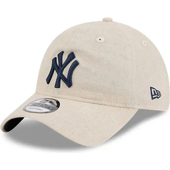 Justerbar beige krum kasket med mørkeblå logo 9TWENTY Linen Spring Training Fan Pack 2025 fra New York Yankees MLB af New Era