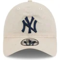 buet-beige-justerbar-kasket-med-marinebla-logo-9twenty-linen-spring-training-fan-pack-2025-fra-new-york-yankees-mlb-fra-new-era
