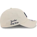 beige-justerbar-buet-kasket-med-marineblat-logo-9twenty-linen-spring-training-fan-pack-2025-fra-new-york-yankees-mlb-af-new-era