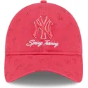 lyserod-justerbar-buet-kasket-til-kvinder-9twenty-pattern-spring-training-fan-pack-2025-fra-new-york-yankees-mlb-fra-new-era