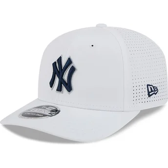 Hvid 9SEVENTY Perf Spring Training Fan Pack 2025 Gorra trucker fra New York Yankees MLB af New Era