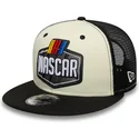 flad-trucker-kasket-beige-og-sort-9fifty-classics-logo-fra-nascar-fra-new-era