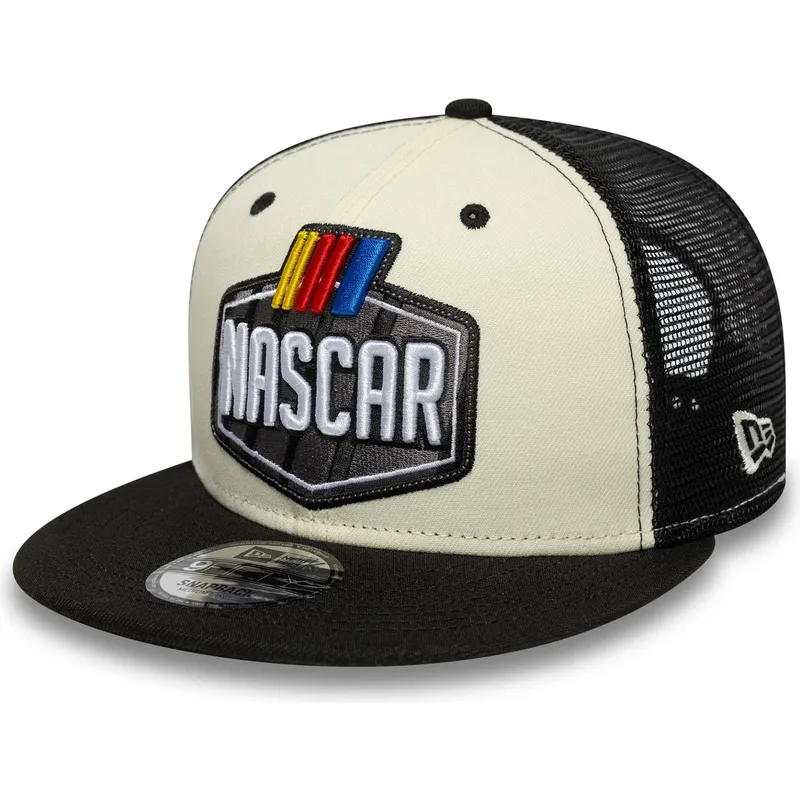 flad-trucker-kasket-beige-og-sort-9fifty-classics-logo-fra-nascar-fra-new-era