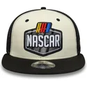 flad-trucker-kasket-beige-og-sort-9fifty-classics-logo-fra-nascar-fra-new-era