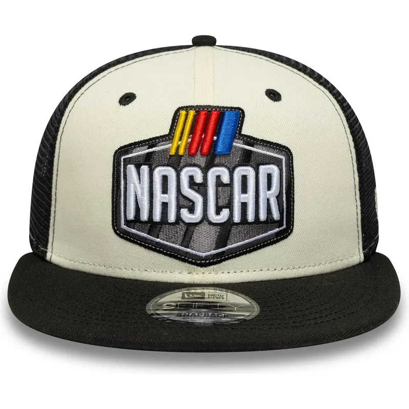 flad-trucker-kasket-beige-og-sort-9fifty-classics-logo-fra-nascar-fra-new-era