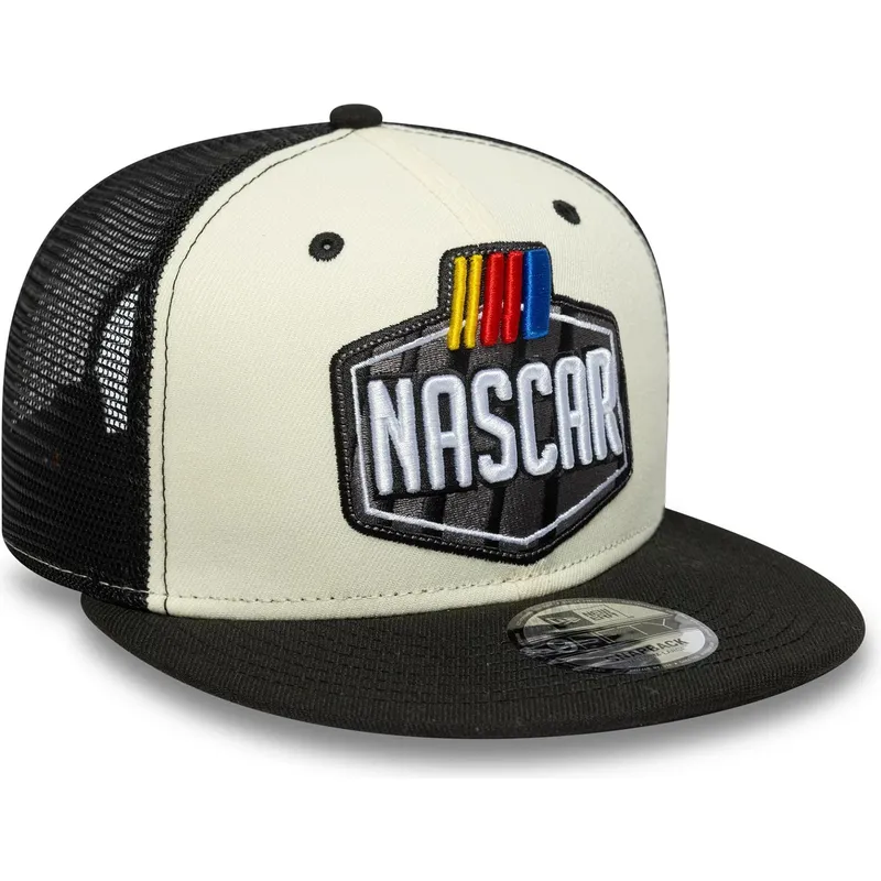 flad-trucker-kasket-beige-og-sort-9fifty-classics-logo-fra-nascar-fra-new-era