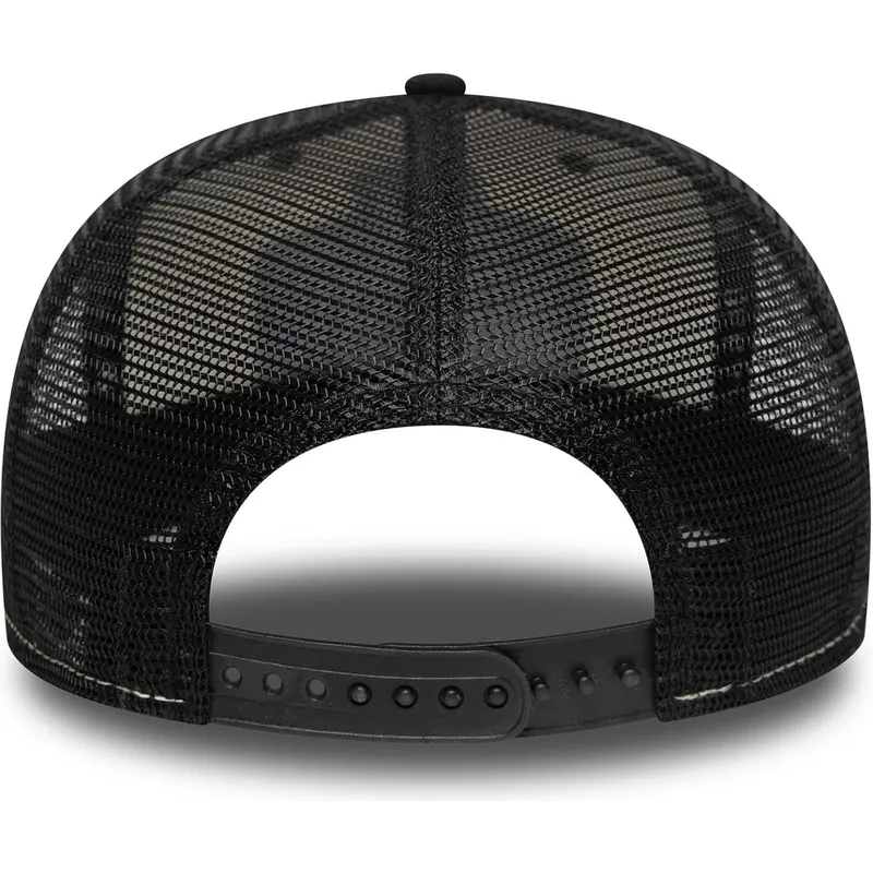 flad-trucker-kasket-beige-og-sort-9fifty-classics-logo-fra-nascar-fra-new-era