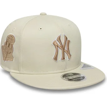 Beige flad snapback kasket med beige logo 9FIFTY Original Fit World Series fra New York Yankees MLB fra New Era
