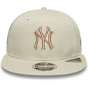beige-flat-snapback-kasket-med-beige-logo-9fifty-original-fit-world-series-fra-new-york-yankees-mlb-fra-new-era