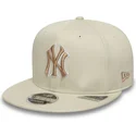 beige-flat-snapback-kasket-med-beige-logo-9fifty-original-fit-world-series-fra-new-york-yankees-mlb-fra-new-era