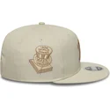 beige-flad-kasket-snapback-med-beige-logo-9fifty-original-fit-world-series-fra-new-york-yankees-mlb-fra-new-era