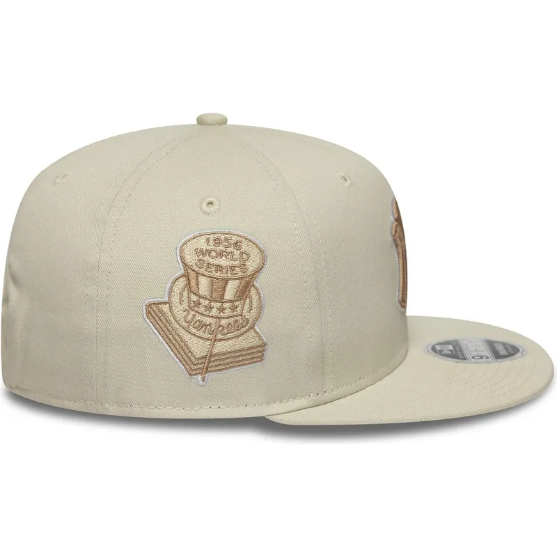 beige-flad-kasket-snapback-med-beige-logo-9fifty-original-fit-world-series-fra-new-york-yankees-mlb-fra-new-era