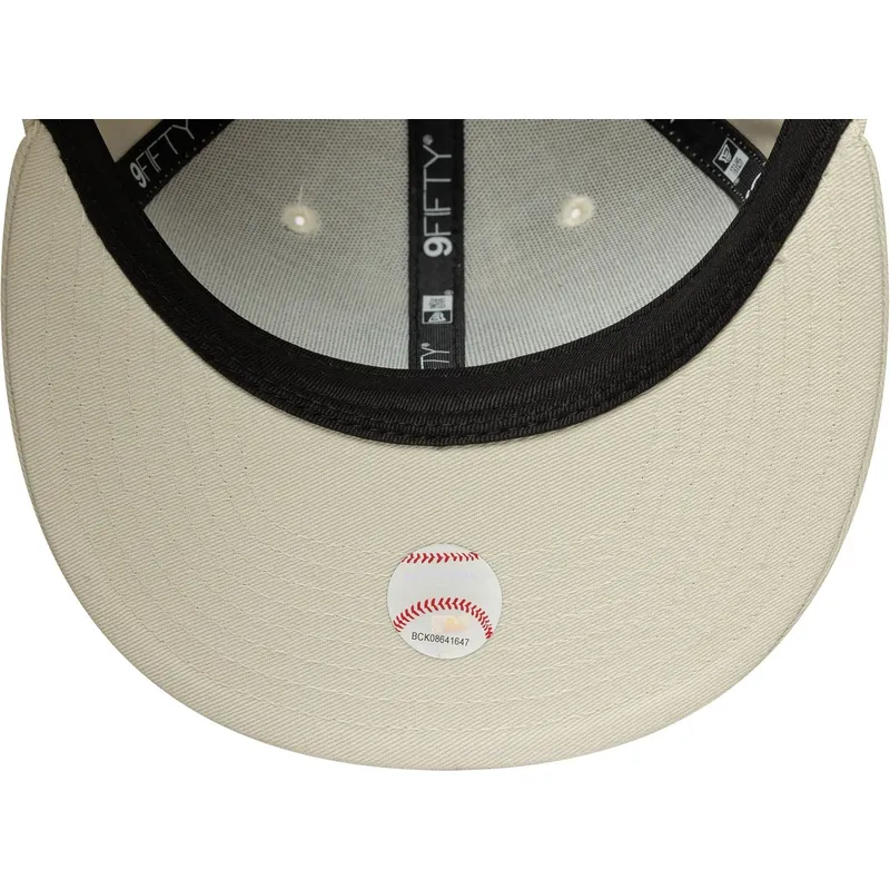beige-flad-kasket-snapback-med-beige-logo-9fifty-original-fit-world-series-fra-new-york-yankees-mlb-fra-new-era