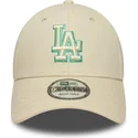 beige-justerbar-kurvet-kasket-med-gront-logo-9forty-team-outline-fra-los-angeles-dodgers-mlb-fra-new-era