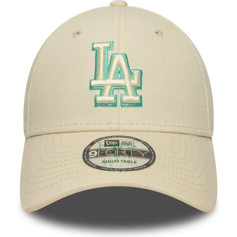 beige-justerbar-kurvet-kasket-med-gront-logo-9forty-team-outline-fra-los-angeles-dodgers-mlb-fra-new-era