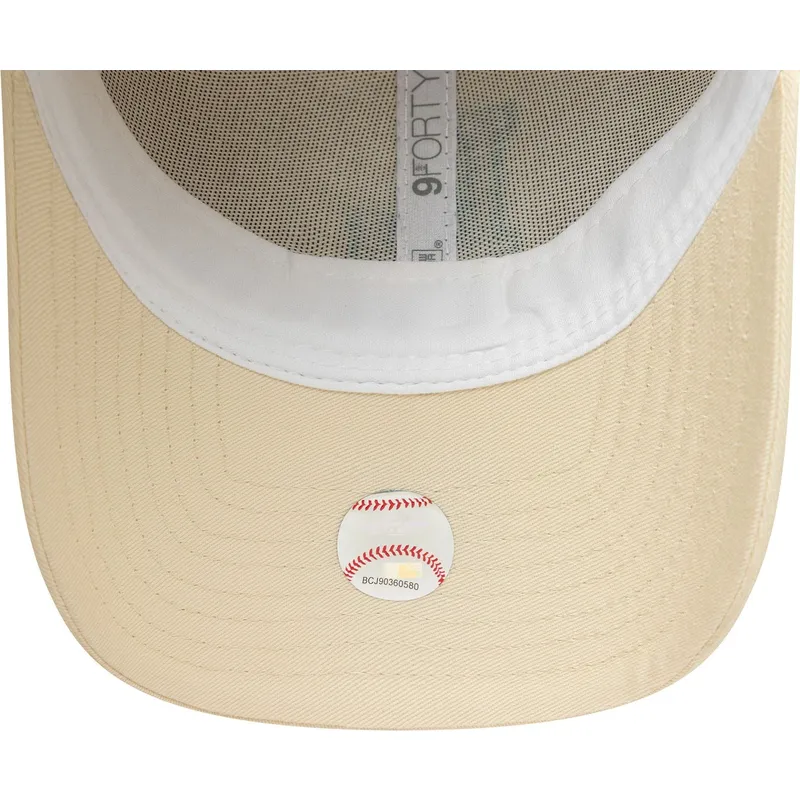 beige-justerbar-kurvet-kasket-med-gront-logo-9forty-team-outline-fra-los-angeles-dodgers-mlb-fra-new-era