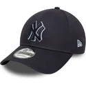 justerbar-marinebla-kurvet-kasket-med-marineblat-logo-9forty-team-outline-fra-new-york-yankees-mlb-fra-new-era