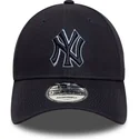 justerbar-marinebla-kurvet-kasket-med-marineblat-logo-9forty-team-outline-fra-new-york-yankees-mlb-fra-new-era