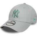 gra-justerbar-buet-kasket-med-grat-logo-9forty-team-outline-fra-new-york-yankees-mlb-fra-new-era