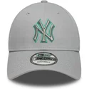gra-justerbar-buet-kasket-med-grat-logo-9forty-team-outline-fra-new-york-yankees-mlb-fra-new-era
