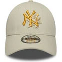 beige-justerbar-buet-kasket-med-gult-logo-9forty-floral-icon-af-new-york-yankees-mlb-fra-new-era