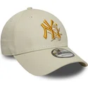 buet-beige-justerbar-kasket-med-gult-logo-9forty-floral-icon-fra-new-york-yankees-mlb-fra-new-era