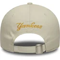 beige-justerbar-kasket-med-buet-skygge-og-gult-logo-9forty-floral-icon-af-new-york-yankees-mlb-fra-new-era